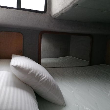 Sejour Insolite Sur Un Yacht. Bateau Hotel A Quai. Ла-Рошель Экстерьер фото